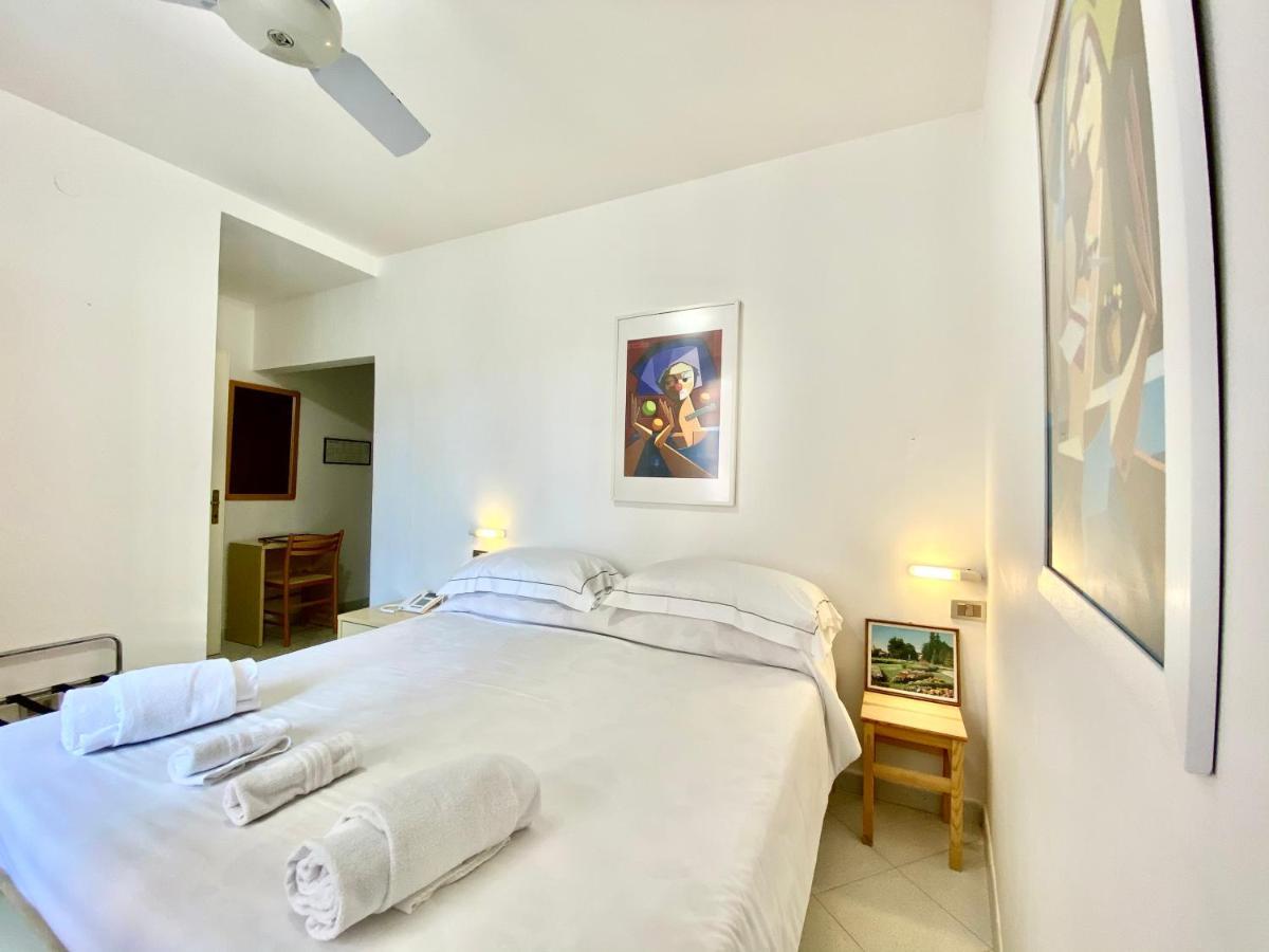 Dreibettzimmer mit Stadtblick